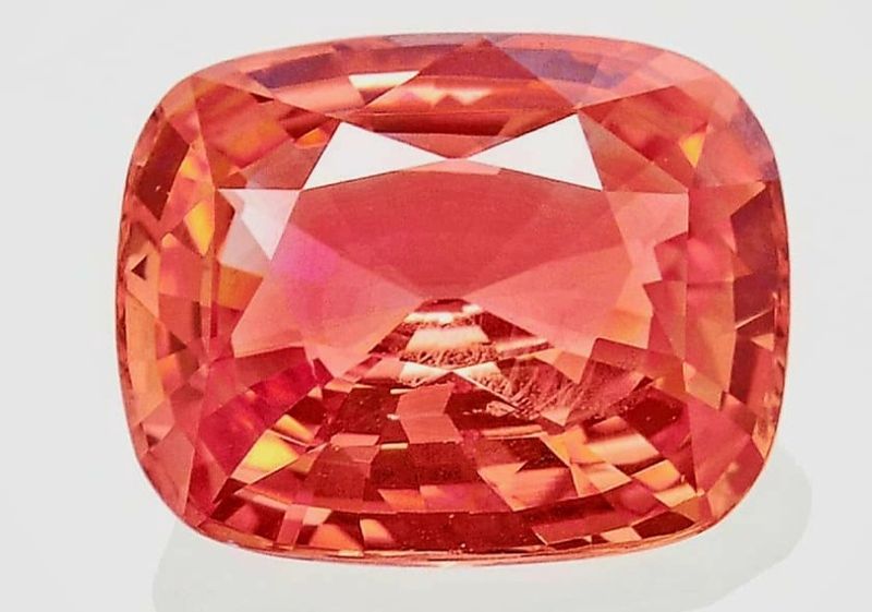 Diamante de color rojo